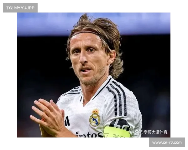 老将莫德里奇替补席凝视赛场，皇马更衣室领袖作用无形