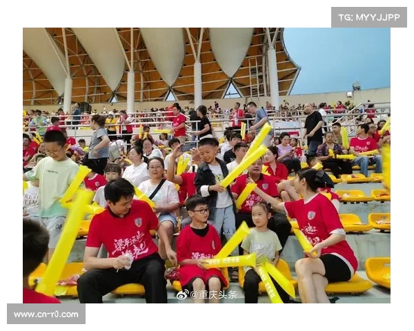 球迷创意应援点亮赛场，营造热烈氛围